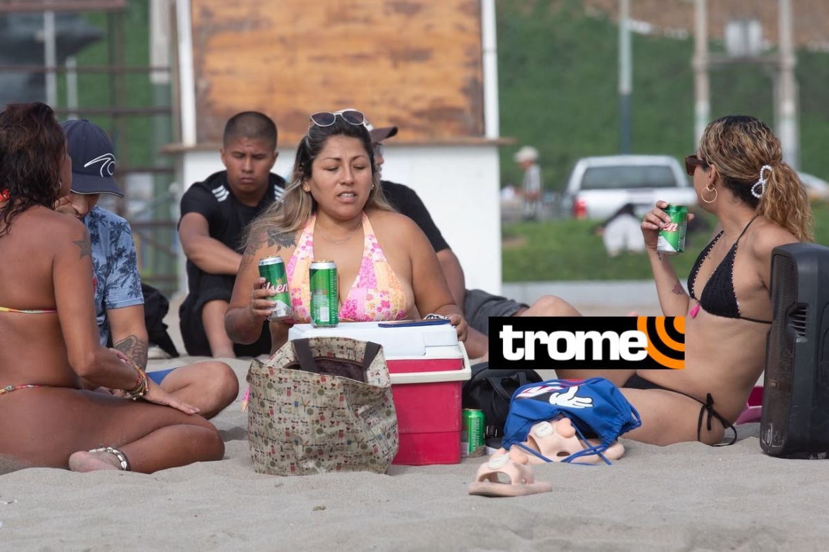 Amigos y parejas bebieron sus chelitas por el fuerte calor. Foto: Fernando Sangama/Trome.