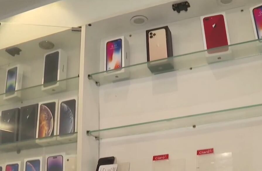 Robo en tienda de celulares en Centro Comercial La Fontana. (Captura Tv)