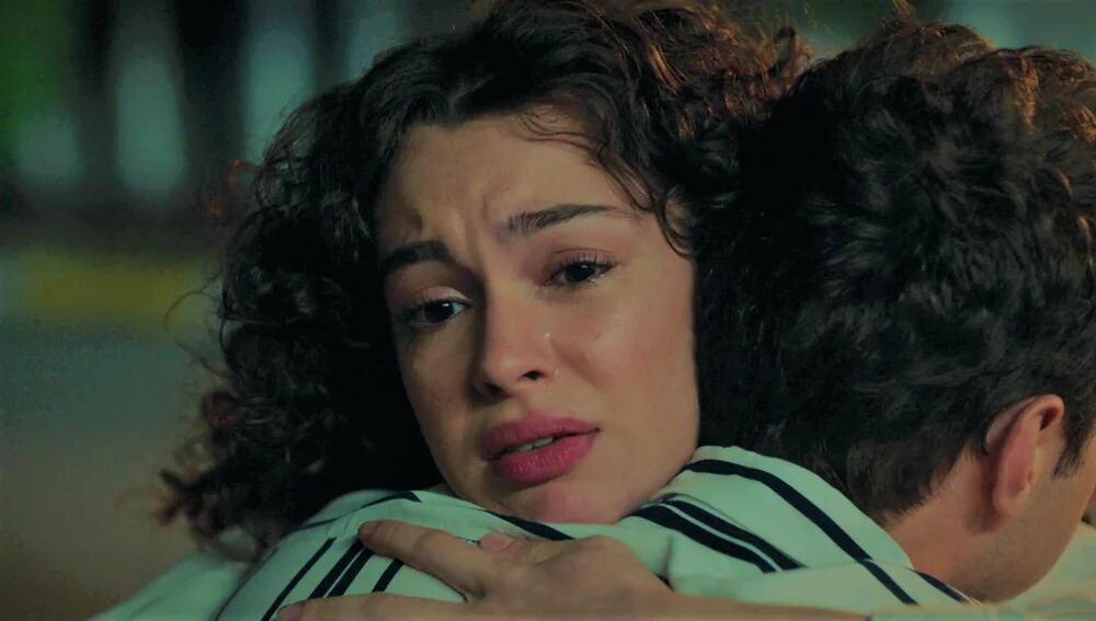 Asiye abraza a Ömer en la telenovela turca "Hermanos" (Foto: NG Medya)