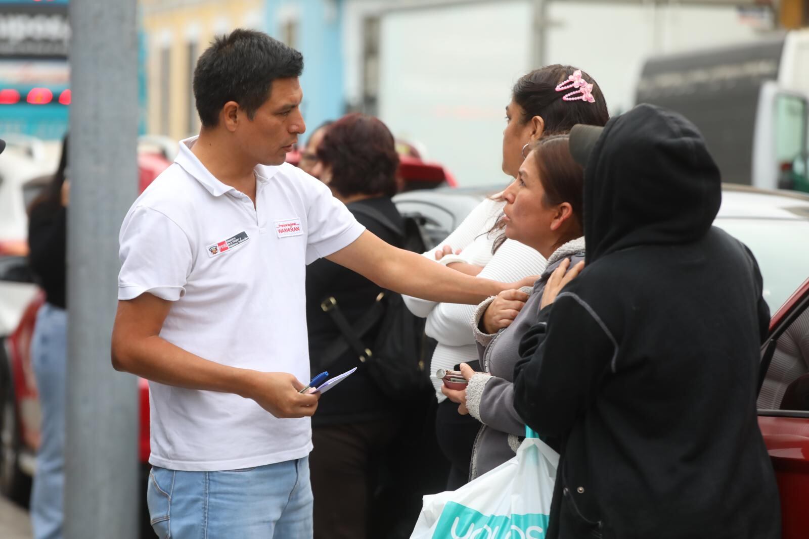 Representantes del Ministerio de la Mujer y Poblaciones Vulnerables también dieron las condolencias a los deudos. | Foto: Violeta Ayasta / Diario Trome