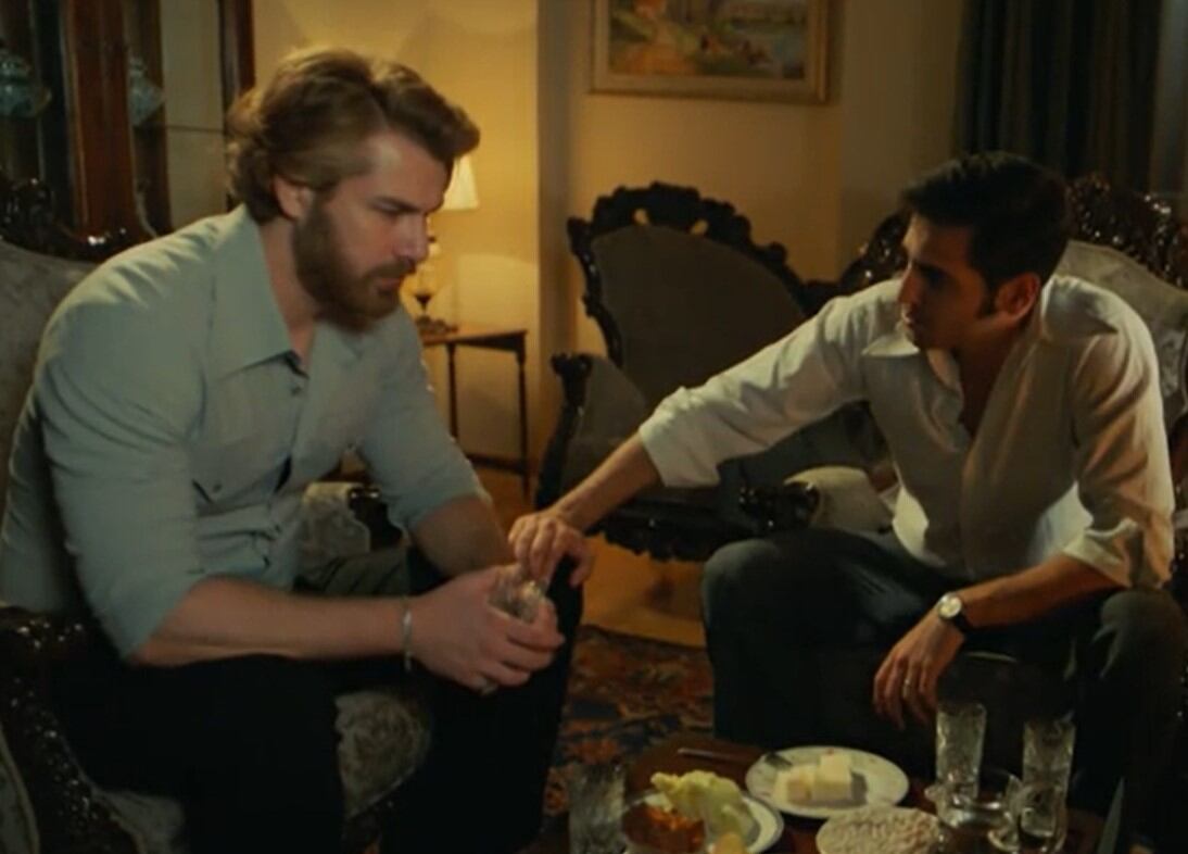 Çetin trata de animar a Fikret (Foto: Tims & B Productions)