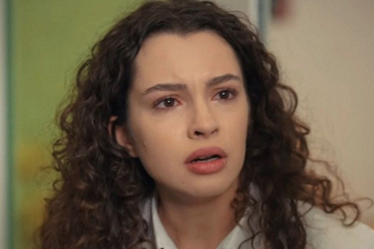 Asiye Eren con uniforme escolar en "Hermanos" (Foto: NG Medya)