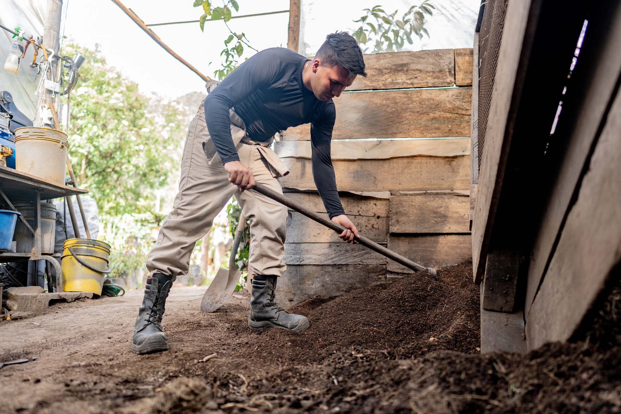 Hombre cava un hoyo en el jardín para plantar un árbol. Foto: Istock