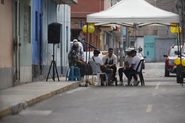 Recorrido después de los festejos de Año Nuevo al amanecer en las calles de Lima. Foto: Joseph Angeles/@photo.gec