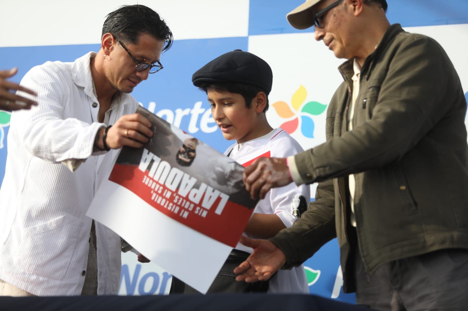 Presentación del libro "Lapadula, mis goles, mi sangre". Escrito por el seleccionado de fútbol Gianluca Lapadula en plaza Lima Norte.
Fotos: Julio Reaño/@Photo.gec