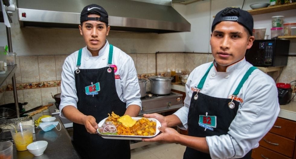 Empezó con la comida marina y en el camino fue sumando platos criollos. Así apareció en su carta el famoso ‘combinado’, que trae chanfainita, tallarines, cebiche clásico, chicharrón de pota y papa a la huancaína. Fotos: Trome.