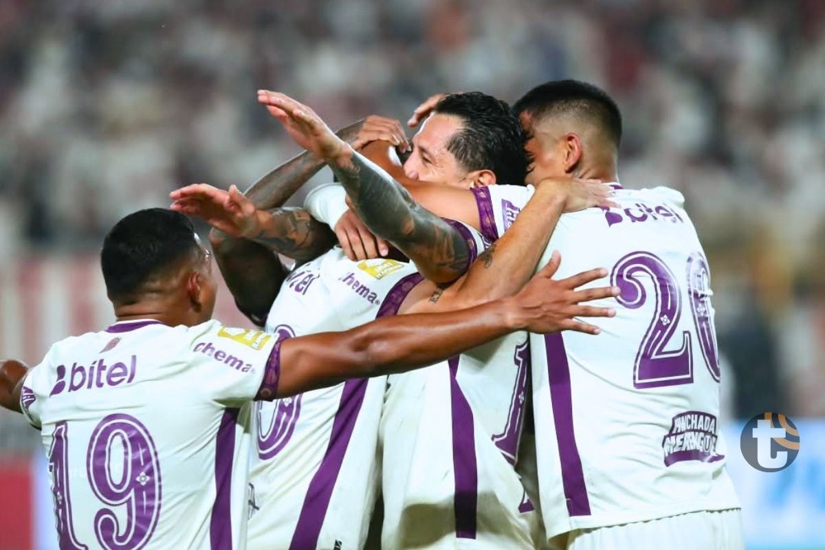 Universitario festeja triunfo en el Monumental ante Juan Pablo II (Foto: GEC)