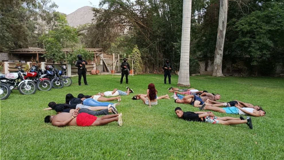 Policía captura a 25 presuntos integrantes de una banda criminal en una casa de campo de Cieneguilla. (Foto: PNP)