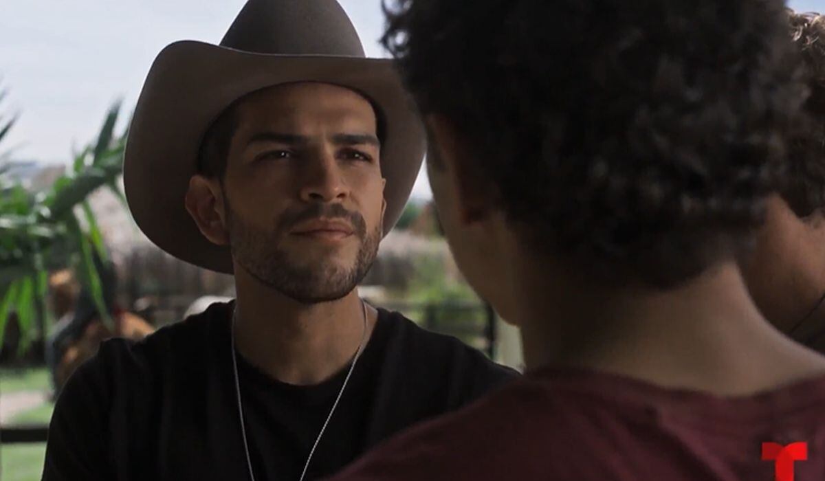 Juan David empieza a actuar extraño tras haber pasado la noche con Rosario Montes en "Pasión de gavilanes 2" (Foto: Telemundo)
