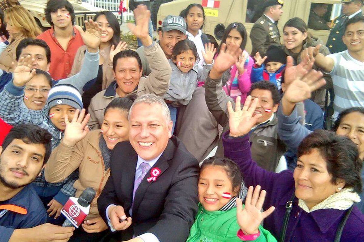 Gunter Rave en un baño de popularidad. (Foto: Twitter)