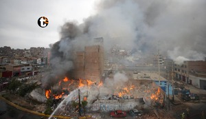 La Victoria: Dantesco incendio arrasa con almacén ubicado en faldas de cerro El Pino