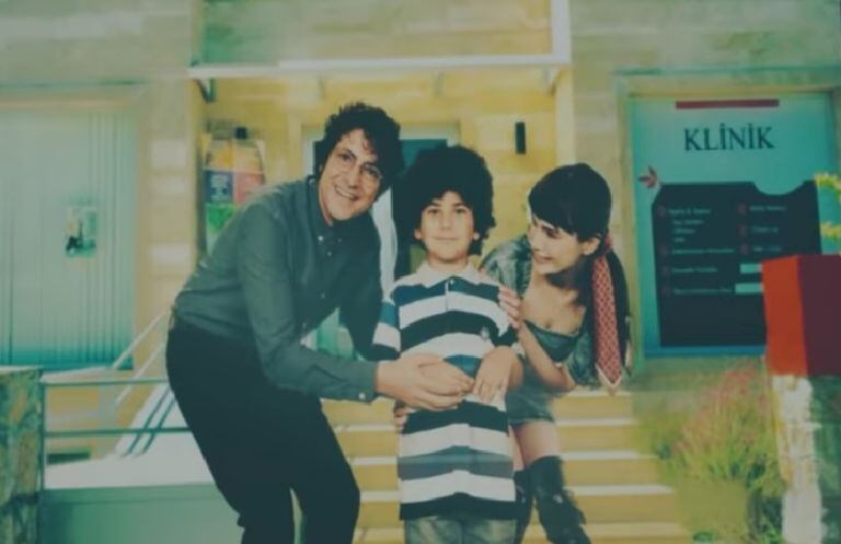 Ali Vefa y Nazli junto a su hijo en la escuela.