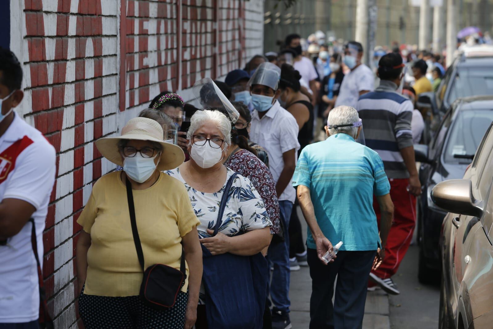Largas colas y aglomeración en uno de los centros de vacunación en Lima. (Foto: Violeta Ayasta / @photo.gec)