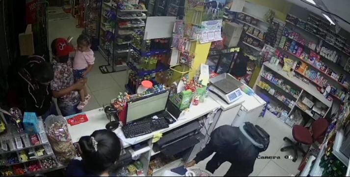 Hampones armados irrumpieron en un minimarket, asaltaron el negocio y a un padre de familia con sus hijitos.