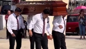 Perú: deudos entierran a sus muertitos con banda y coreografía