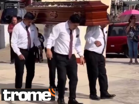 Perú: deudos entierran a sus muertitos con banda y coreografía