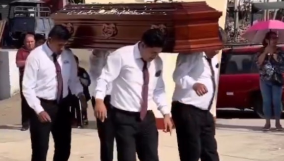 Deudos entierran a sus muertitos con banda y coreografía