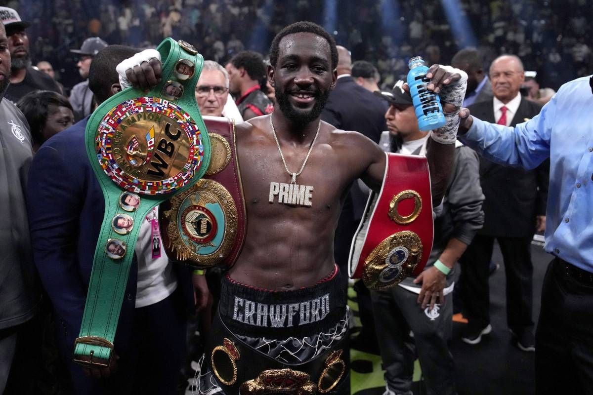Terence Crawford luce sus cuatro títulos, tras derrotar a Errol Spence. (Agencias)
