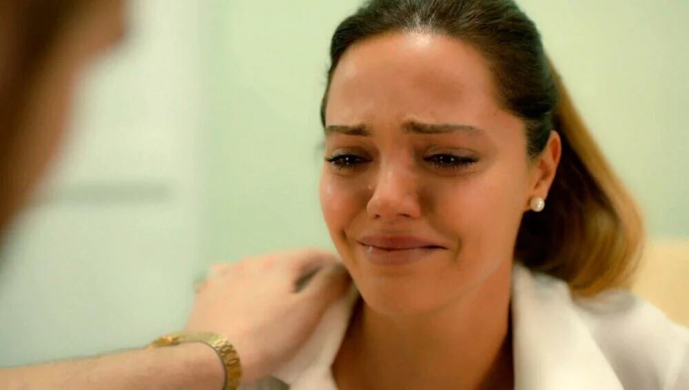 Fikret consuela a Züleyha por la muerte de Hakan en "Tierra amarga" (Foto: Tims & B Productions)