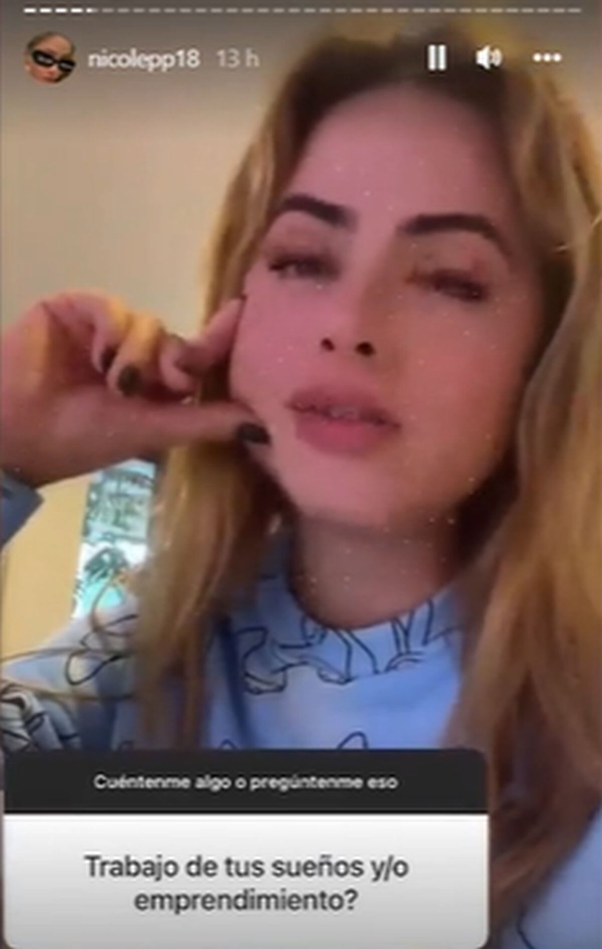 La joven durante la dinámica de preguntas. Le consultan sobre el trabajo que desea realizan (Foto: Nicole Peña / Instagram)