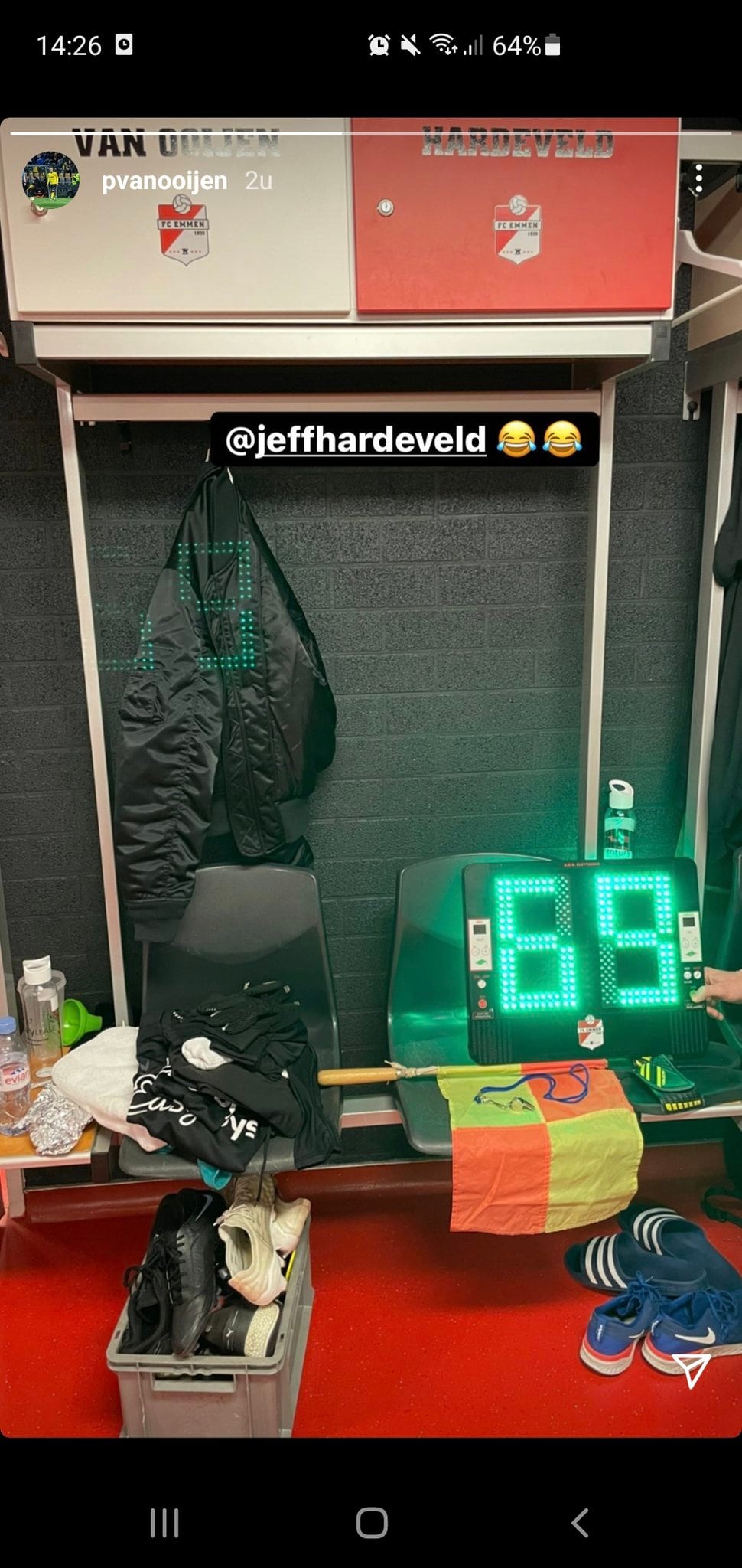 Compañeros del ahora comprometido lateral le jugaron una broma para festejar su compromiso con la jueza.