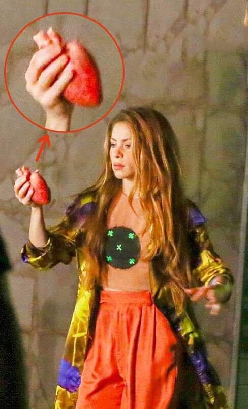 La cantante junto al corazón de plástico que usa durante el videoclip (Foto: ShakiraFOv1 / Twitter)