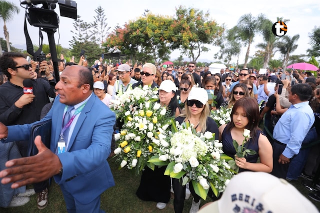 Se estima que unas 500 personas acudieron a despedir a Manolo Rojas. Fotos: (Antonio Melgarejo/ @photo.gec)