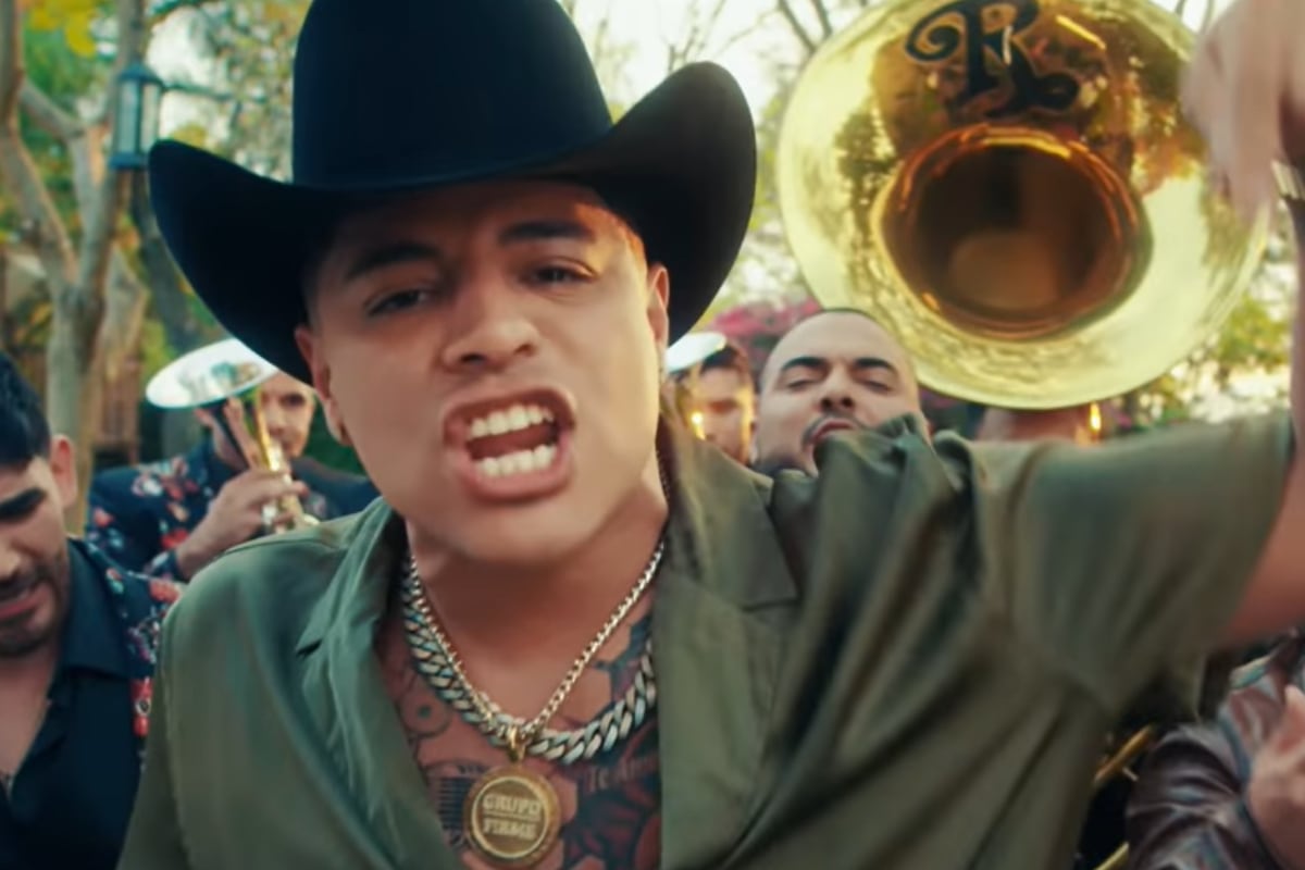 La banda liderada por Eduin Caz estrenó un nuevo tema musical junto a la Banda el Recodo, el cual se llama "El reemplazo" (Foto: Grupo Firme / YouTube)