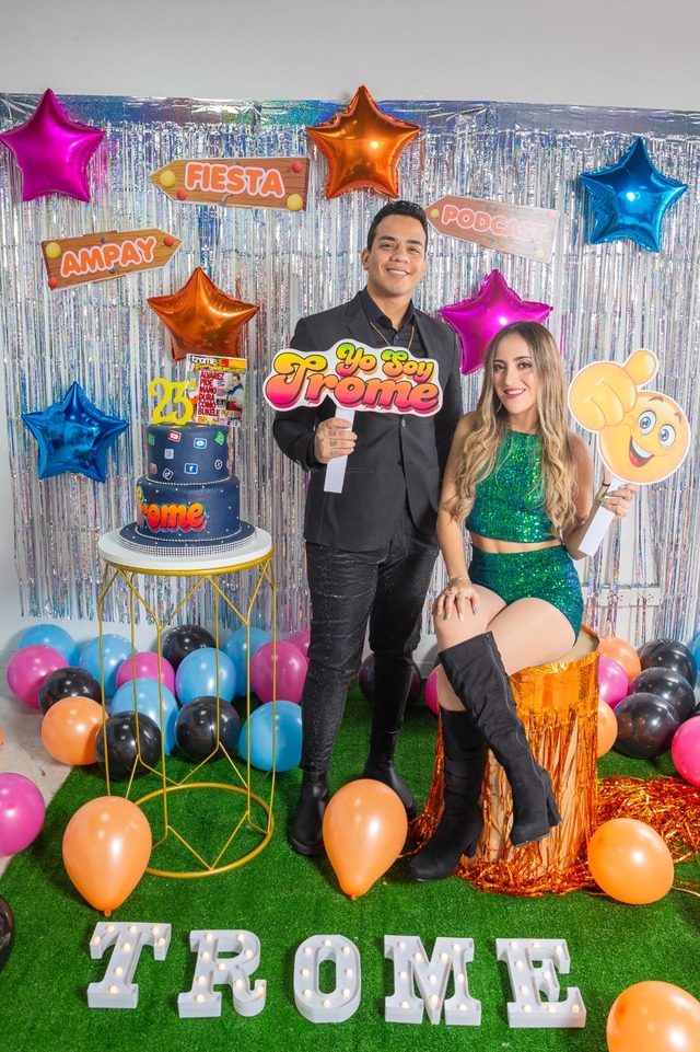 Mafer Portugal y Jean Piere Pupi, los chicos de You Salsa nos desearon más celebraciones a ritmo de salsa. Foto: César Bueno/@photo.gec