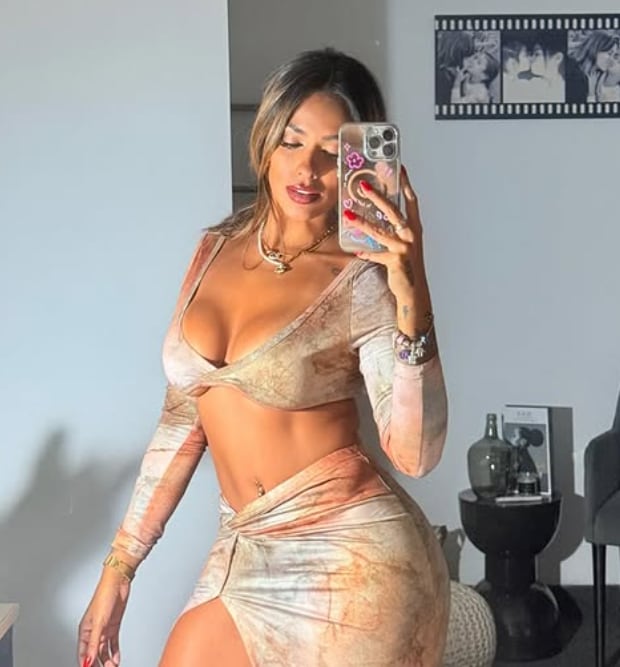 Shirley Arica es una modelo peruana, conocida como 'la chica realidad', por su vinculación con Reimond Manco.