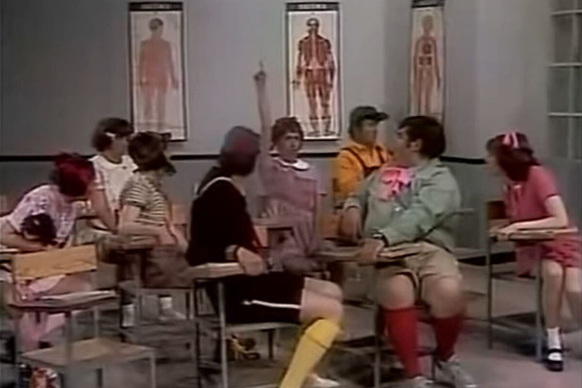 Todos los estudiantes mirando a Elizabeth para conteste las interrogantes del profesor Jirafales (Foto: Televisa)