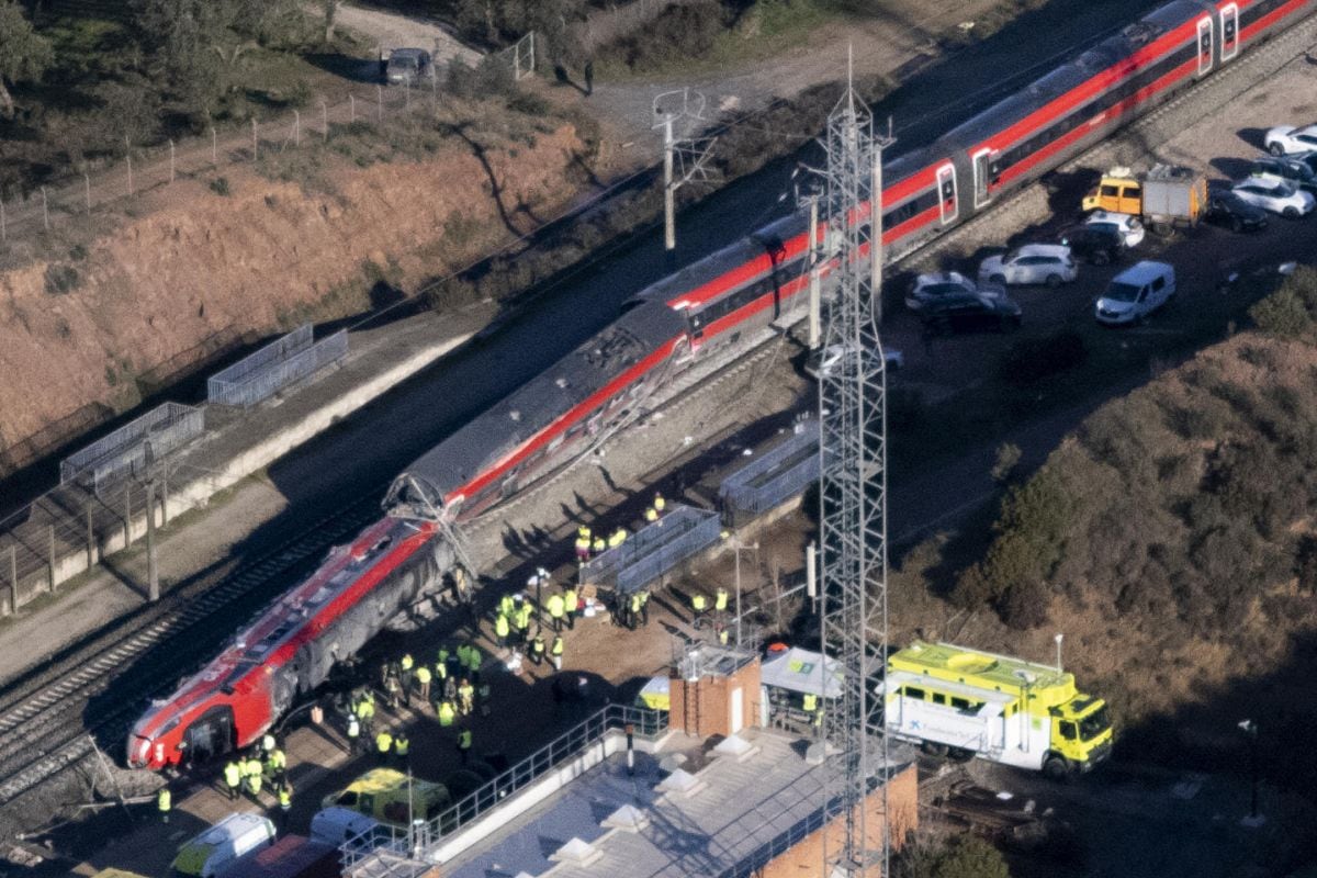 Vista aérea este lunes de los trenes accidentados ayer domingo cerca de Adamuz (Córdoba). Foto: EFE
