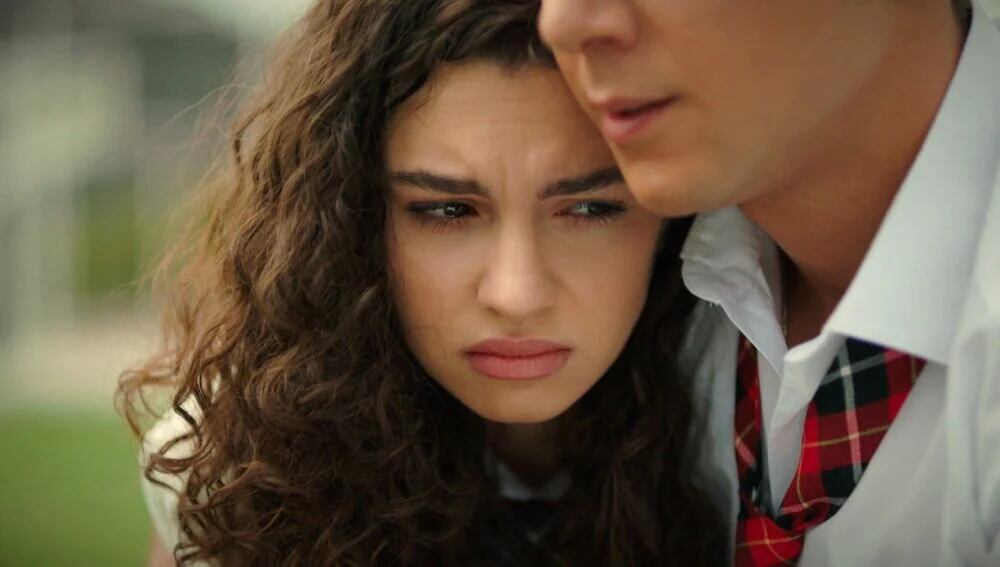 Doruk consuela a Asiye (Foto: NG Medya)