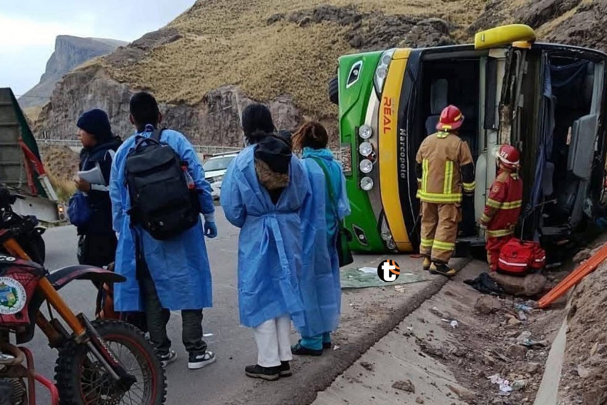 Un bus se volcó en la ruta Arequipa-Cusco dejando al menos siete fallecidos y una treintena de heridos. Fotos: Juan Sequeiros