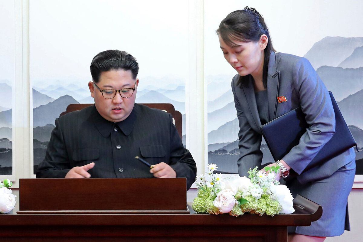 Kim Yo-jong junto a su hermano
