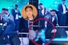 ¡Tremenda caída! Óscar Junior se cae del escenario en pleno concierto de ‘La Bella Luz’ y acaba en emergencias: “Fue muy fuerte”