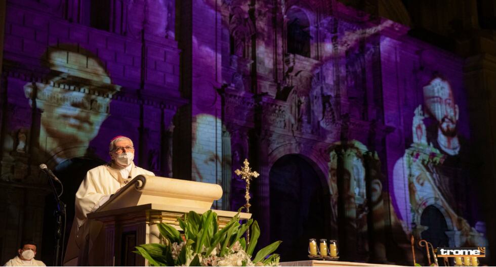 Misa por el Día de Todos los Santos y en memoria de fallecidos por Covid-19, realizada en la Plaza Mayor de Lima por monseñor Carlos Castillo y obispos titulares y auxliares. (Arzobispado de Lima).