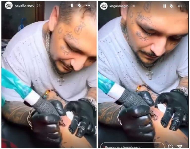 Con máquina en mano, Christian Nodal dio muestra de sus dotes en la tinta. (Foto: Especial/El Heraldo de México)
