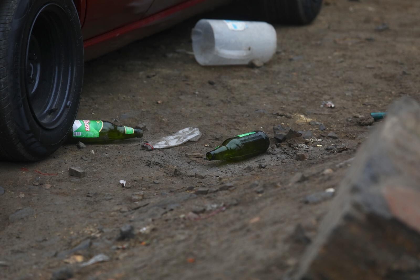 En la escena del crimen se pudo ver botellas de cerveza. | Foto: Gonzalo Córdova