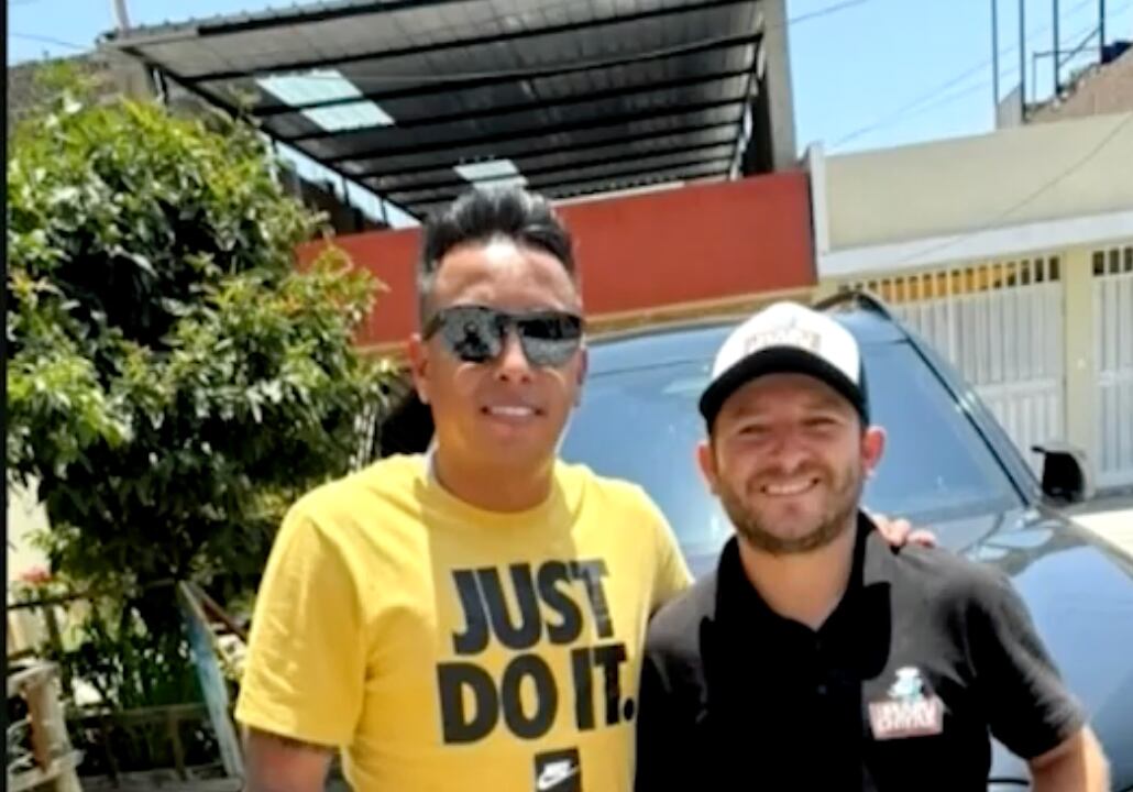 Christian Cueva frente a la casa de Pamela Franco en Chimbote