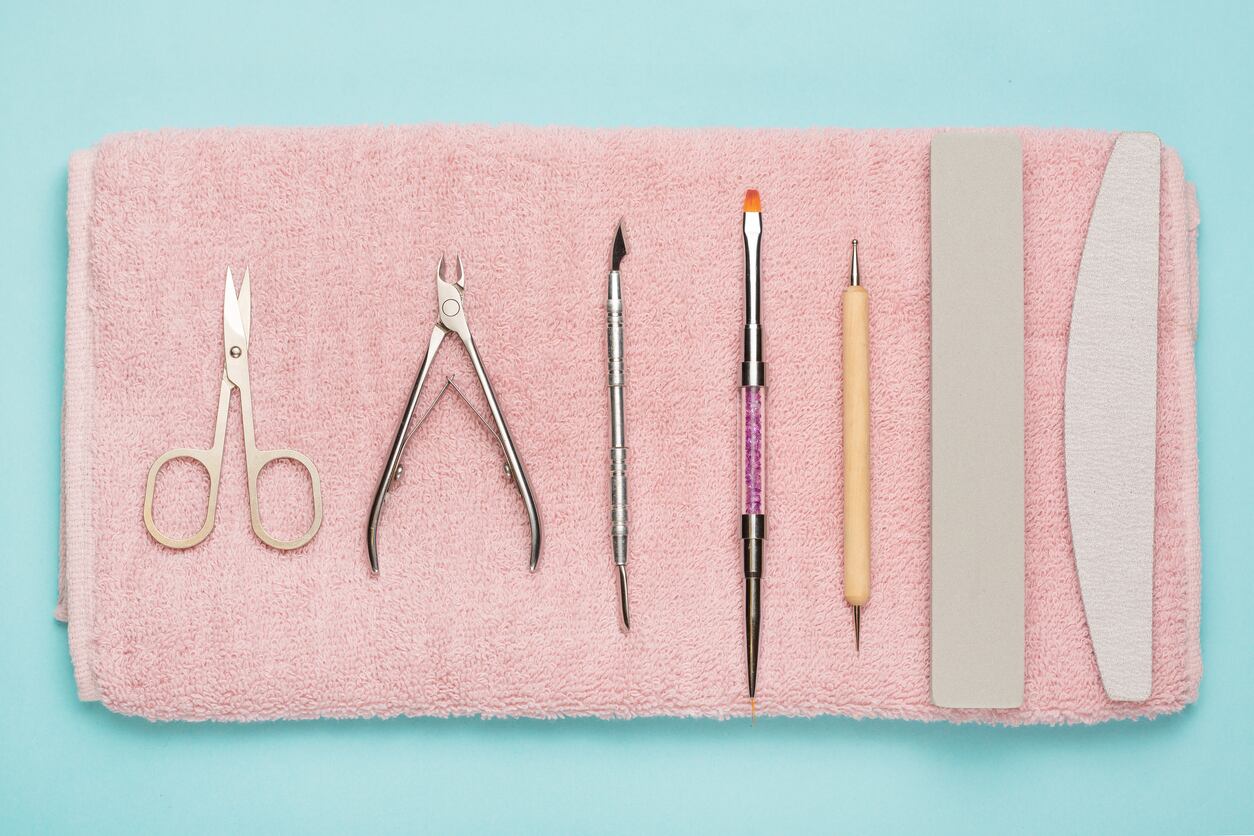 La mejor opción es llevar tu propio kit de manicura o pedicura al salón. Hay de todos los precios y diseños. Foto: Getty Images.