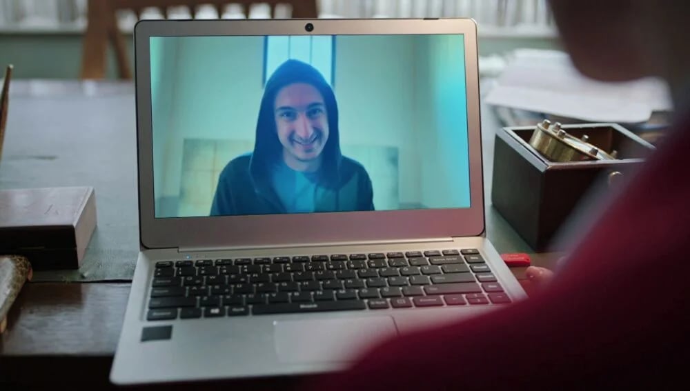 Ceylin recibe un video inesperado en la telenovela turca "Secretos de familia" (Foto: Ay Yapım)