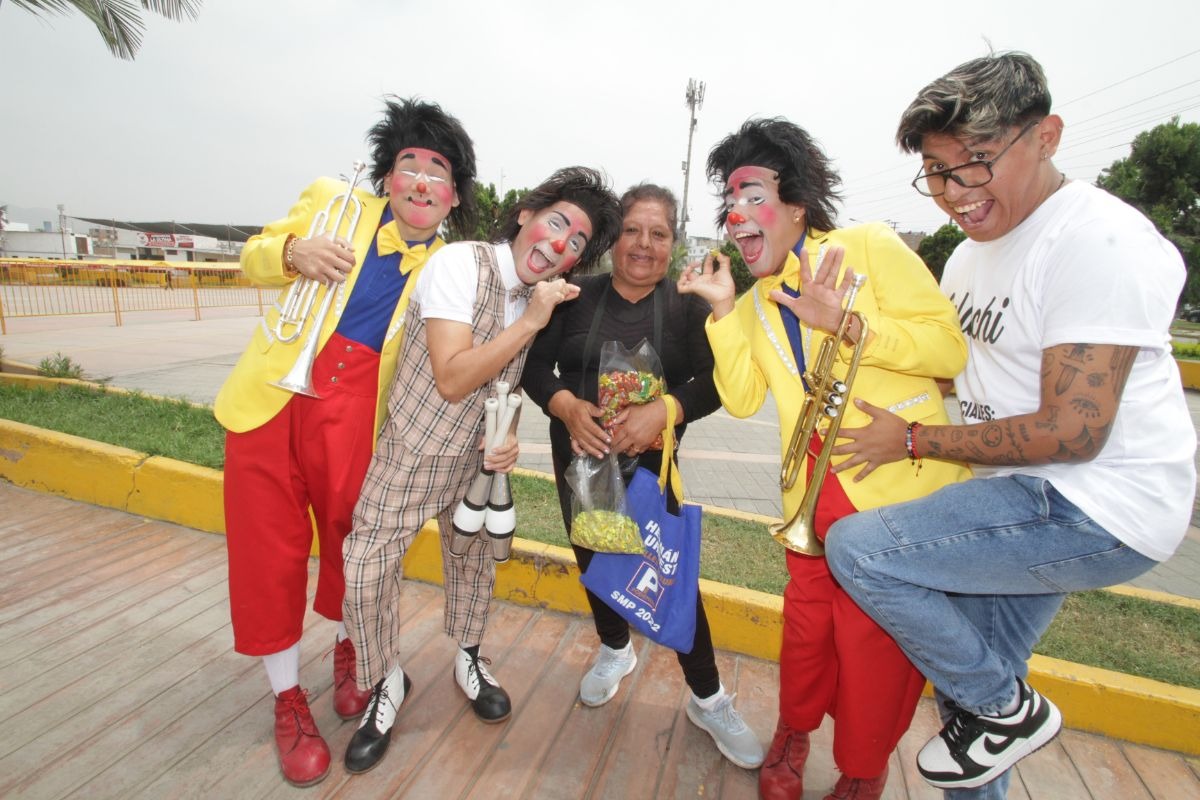 Payasitos y Tiktoker hacen de las suyas en Comas. Fotos: Trome.