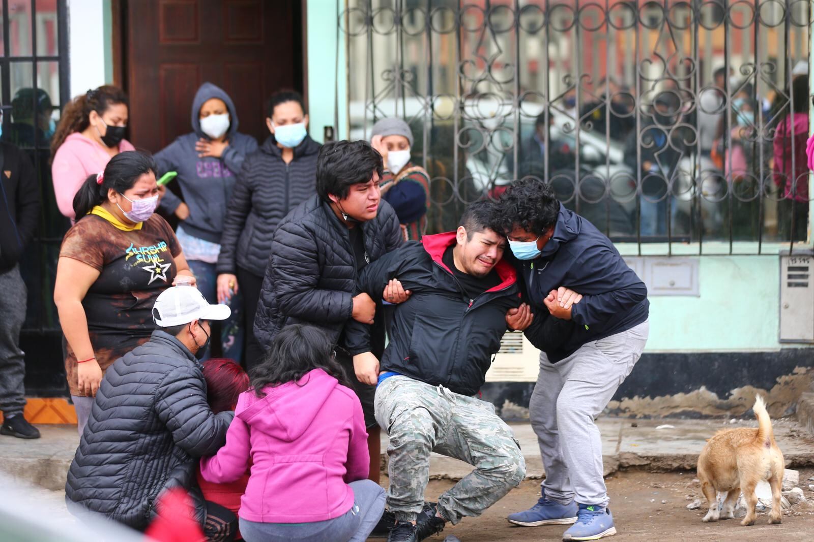 Mamá, hermanos y otros familiares de la víctima no podían creer lo sucedido. Ellos exigieron justicia. | Foto: Hugo Curotto