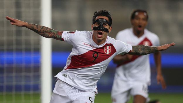 Gianluca Lapadula tiene 5 goles con camiseta de la selección peruana. (Foto: AFP)