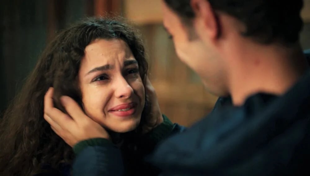 Ömer le pide perdón a Asiye en la telenovela turca "Hermanos" (Foto: NG Medya)