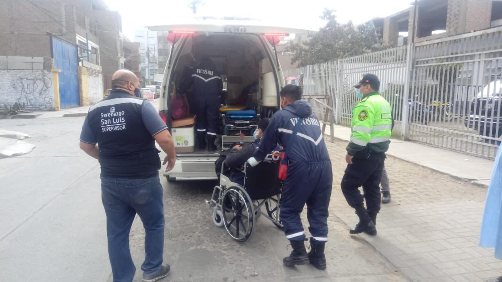 Joven se salvó de morir de milagro pero igual fue llevado a una clínica para un chequeo. | Foto: Gonzalo Córdova