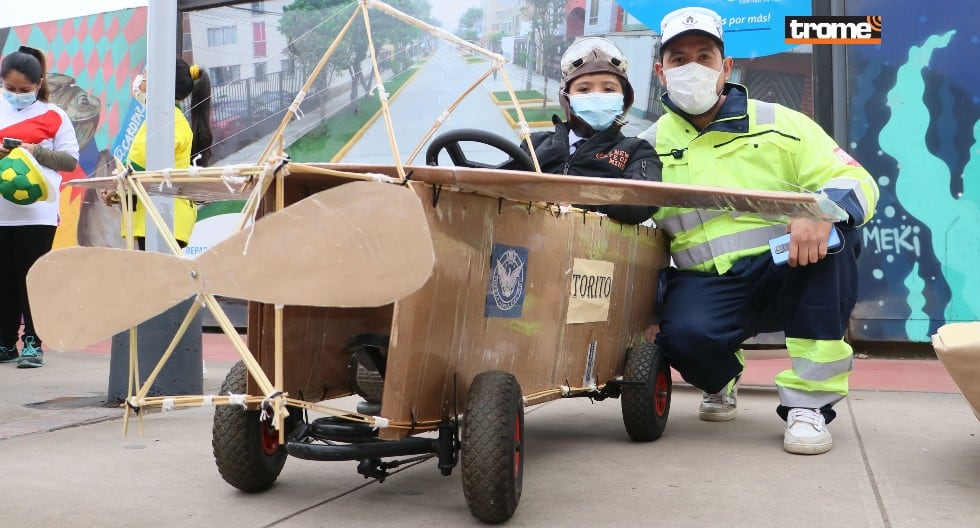 Carrera de 'carros locos' tuvo creativos diseños usando materiales reciclados en San Miguel. (Trome / Isabel Medina)
