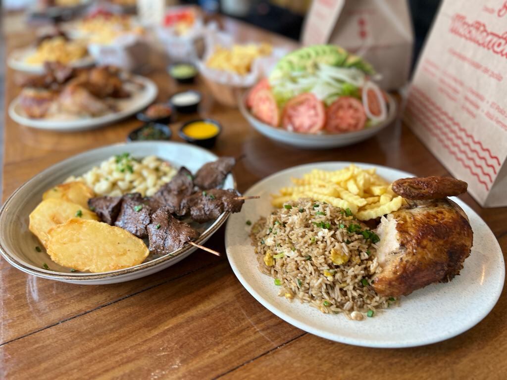Ese pollito a la brasa con arroz chaufa es el preferido que les gusta comer bien 'taipá'.