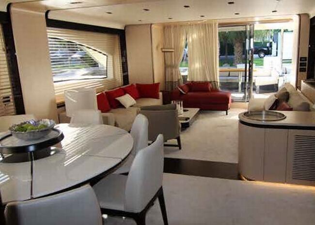 El yate de Luis Miguel cuenta con cocina, comedor, sala, cuatro camarotes con capacidad para ocho huéspedes, con una sala exterior y con un jacuzzi (Foto: El País)